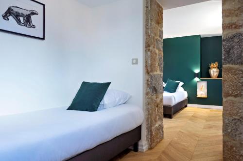 1 double bed, 1 twin bed