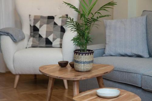 Pagrati Urban Oasis Getaway 2Bd Apt with Balcony - image 2