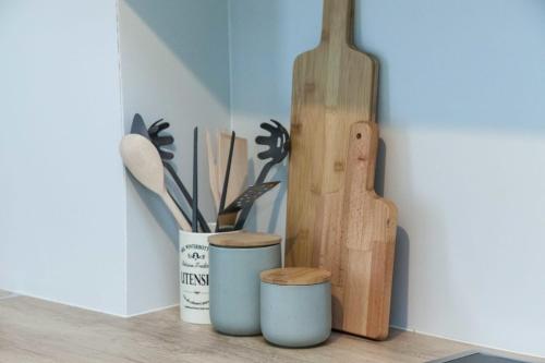 Pagrati Urban Oasis Getaway 2Bd Apt with Balcony - image 13