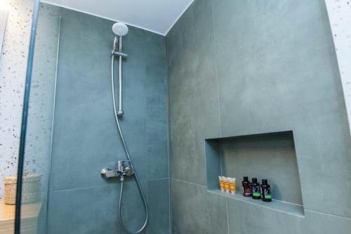 Pagrati Urban Oasis Getaway 2Bd Apt with Balcony - image 4