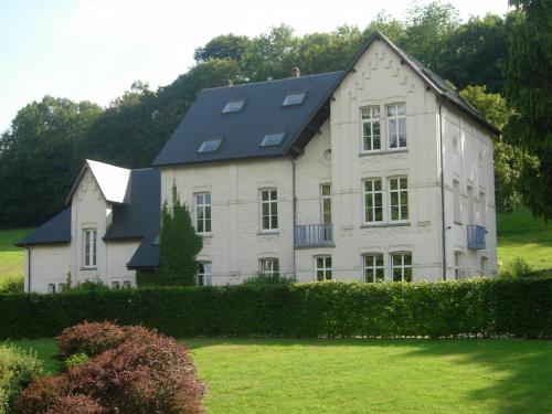 House adjoining mansion for a pleasant stay in the region of Chimay in Plagneau