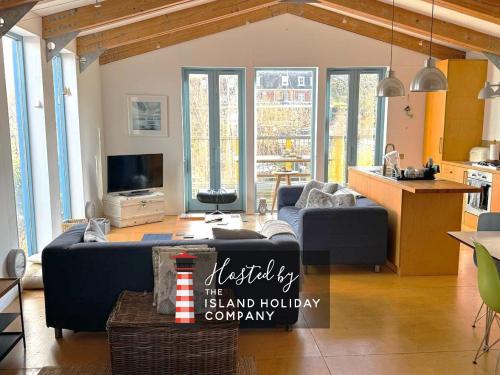 delat sällskapsrum/tv-rum, The Deck House - Stunning Chalet in Gurnard with Solent Views and Terrace in Cowes West and Gurnard