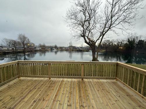 Magpie Lodge at Brickyard Lakes gîte à louer Amotherby