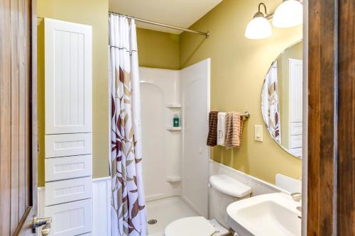 Riverfront Cabin Near Dtwn Pella with Game Room!