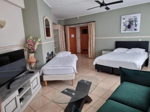 1 queen bed, 1 twin bed