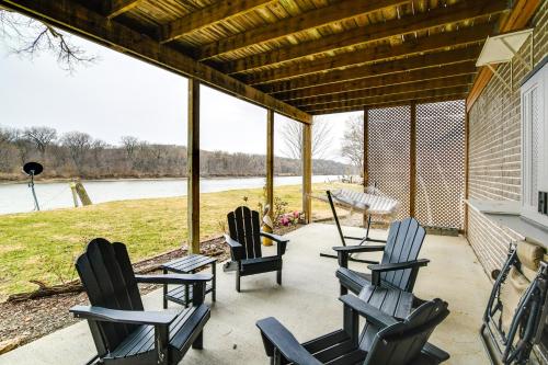 6 Mi to Dtwn Pella: Riverfront Cabin w/ Game Room! in Пелла (Айова )