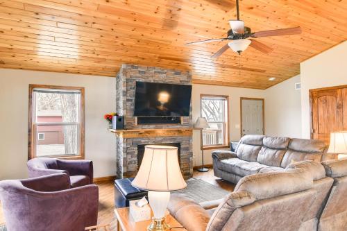 6 Mi to Dtwn Pella: Riverfront Cabin w/ Game Room! in Пелла (Айова )