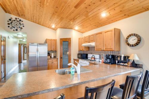6 Mi to Dtwn Pella: Riverfront Cabin w/ Game Room! in Пелла (Айова )
