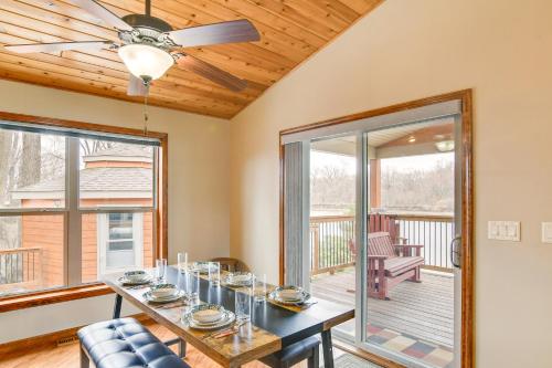 6 Mi to Dtwn Pella: Riverfront Cabin w/ Game Room! in Пелла (Айова )