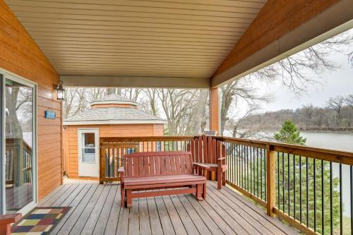 6 Mi to Dtwn Pella: Riverfront Cabin w/ Game Room! in Пелла (Айова )