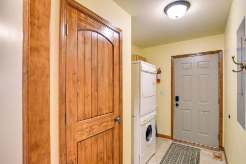 6 Mi to Dtwn Pella Riverfront Cabin with Game Room!