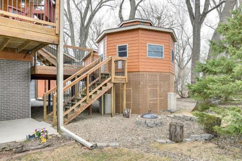 6 Mi to Dtwn Pella: Riverfront Cabin w/ Game Room! in Пелла (Айова )