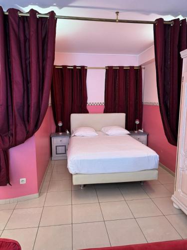 1 queen bed, 1 twin bed