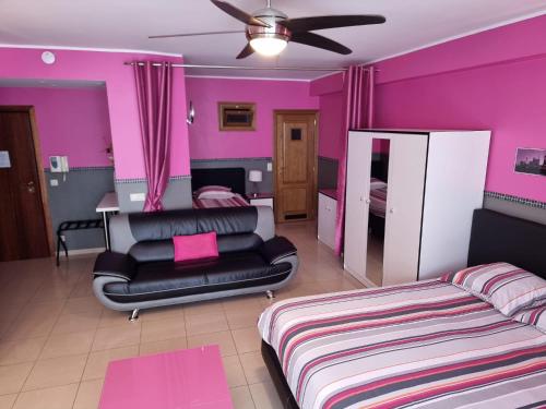 1 queen bed, 1 twin bed, 6 sofa beds
