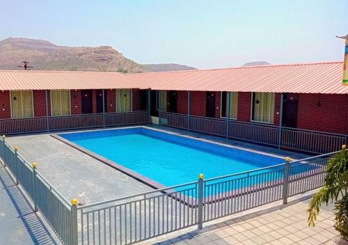 Peldbaseins, Hotel Amit Palace in Ambegaon