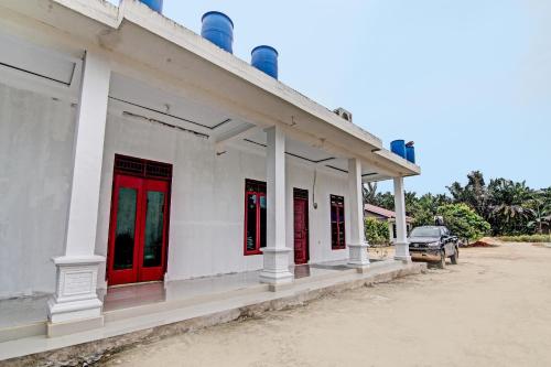 Entrance, Hotel O Wisma Cendana Syariah Near PASAR FLAMBOYAN in Tuah Karya