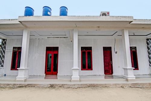 Entrance, Hotel O Wisma Cendana Syariah Near PASAR FLAMBOYAN in Tuah Karya