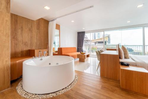 room detail thumbnail 2