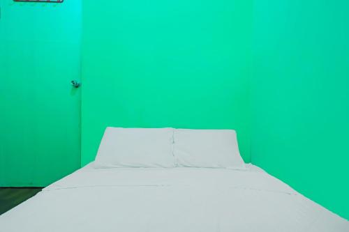 Hotel O Penginapan LorraNearPasar Oleh Oleh Room Type - Budget Double Room