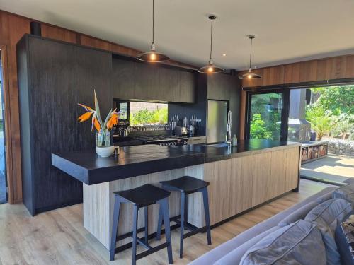 Konyha, Bonnydoon - On the Waterfront in Great Barrier Island