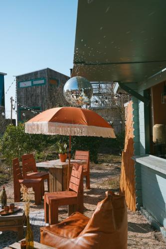 DE BUITENKANS urban camping - unique cabins, Rotterdam