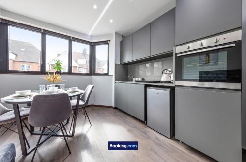 Luxury Spacious 2 person Suite in North London - image 6