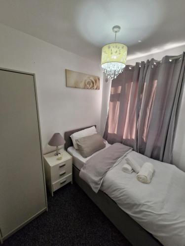 Spacious 3-Bed Home -Private Garden Bbq & Parking Spacious 3-Bed Home -Private Garden Bbq & Parking