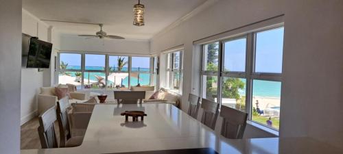Newly Remodeled Luxury Beachfront 2-Bedroom Condo in ฟรีพอร์ท