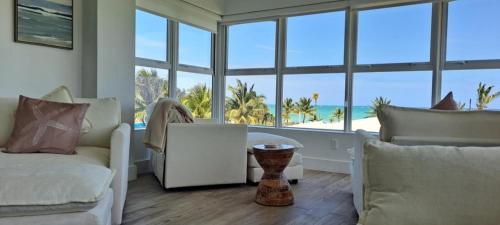 Newly Remodeled Luxury Beachfront 2-Bedroom Condo in ฟรีพอร์ท