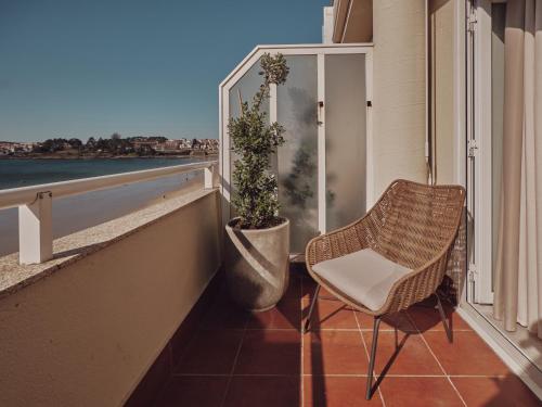 Double Room with Balcony and Sea View image 10