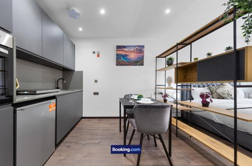 Luxury Spacious 2 person Suite in North London - image 9