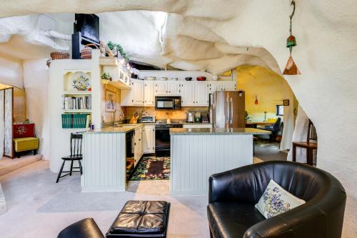 Less Than 6 Mi to Arlington Whimsical Stone Abode! in Sandgate