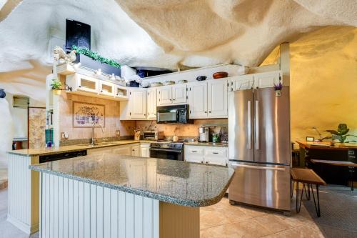 Less Than 6 Mi to Arlington Whimsical Stone Abode! in Sandgate