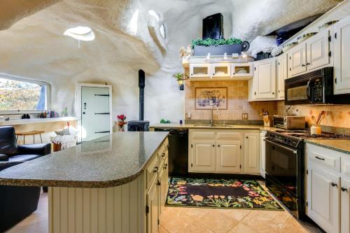 Less Than 6 Mi to Arlington Whimsical Stone Abode! in Sandgate