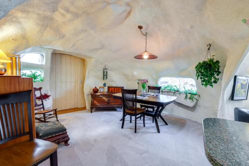 Less Than 6 Mi to Arlington Whimsical Stone Abode! in Sandgate
