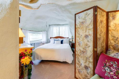 Less Than 6 Mi to Arlington Whimsical Stone Abode! in Sandgate