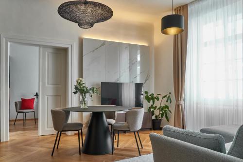 Three Golden Crowns Apartments - main image