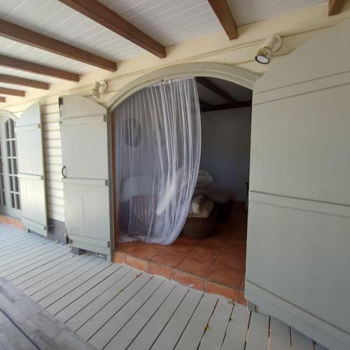 Simpson Bay Hill eco friendly caribbean cottage in ケイ ベイ