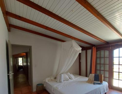 Simpson Bay Hill eco friendly caribbean cottage in ケイ ベイ