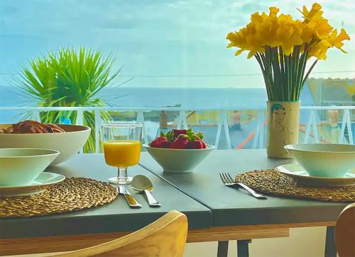 Spacious home with panoramic sea view, free parking EV & large garden, Mousehole