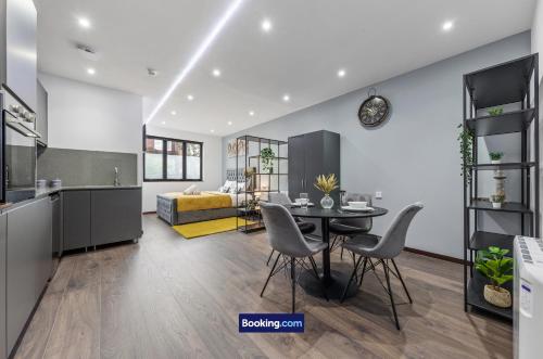 Luxury Spacious 2 person Suite in North London - image 11