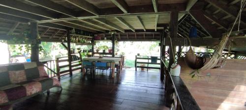 Maison en bord de rivière (Maison en bord de riviere) in แซ็ง-โลร็อง-ดู-มาโรนี