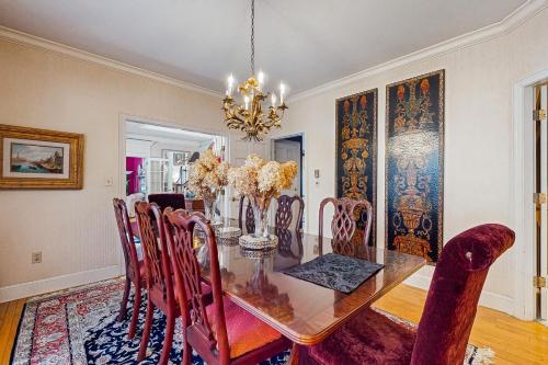Grandeur On The Green – Kennebunkport, ME