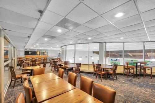 Eastlake Suites Hotel & Conference Center By OYO Urbana - 레스토랑