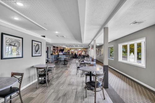 Eastlake Suites Hotel & Conference Center By OYO Urbana - 레스토랑