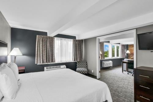 Eastlake Suites Hotel & Conference Center By OYO Urbana