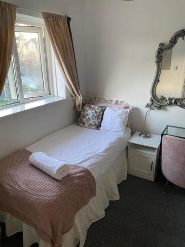 Upper single bedroom – khách sạn tại Lianedeym Rumney