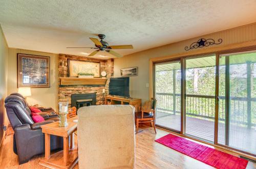 4 Mi to Cumberland River Cabin with Deck and Fire Pit in Burnside, USA
