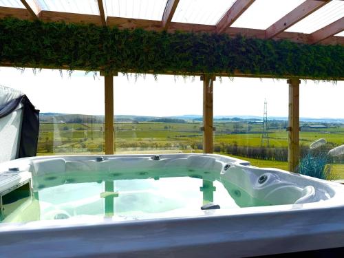 Barlosh Barony Tpod Lodge Ayrshire, Hotub, BBQ, Firepit, Pizza Oven gîte à louer Ochiltree