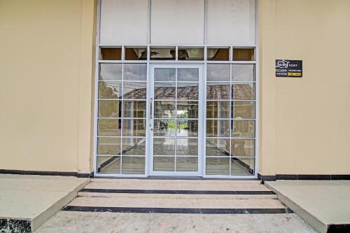 Entrance, Hotel O Lucky Guesthouse in Tuah Karya